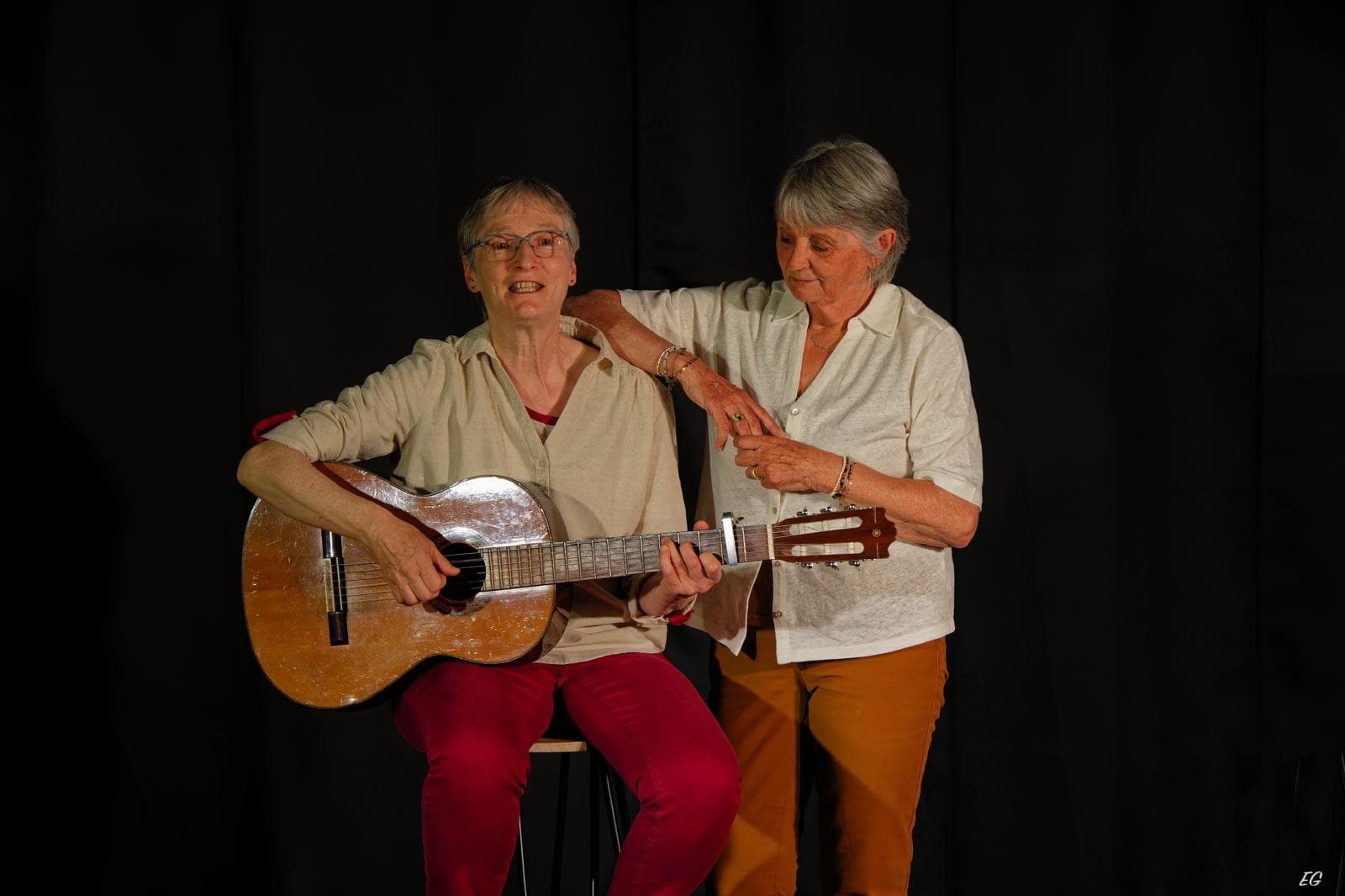 Hélène et Chantal à la guitare